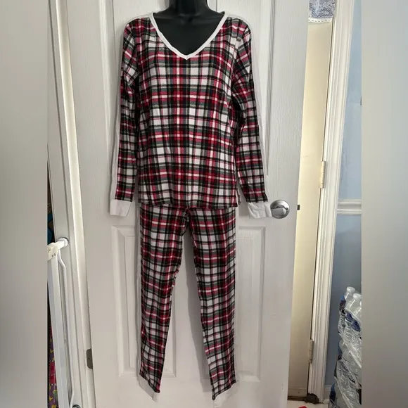 Rare Victoria’s Secret fireside thermal Christmas plaid PJs with white trim